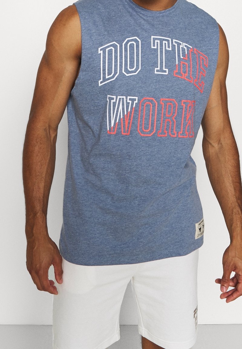 Camiseta de algodón sin mangas azul con "HACER EL TRABAJO" impreso en blanco y rojo. Cuenta con cuello redondo y una pequeña etiqueta en el dobladillo.