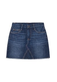 Falda de mezclilla en azul oscuro. Presenta bolsillos frontales, un cierre con cremallera y botón, y un dobladillo deshilachado. El diseño incluye un detalle de costura diagonal.