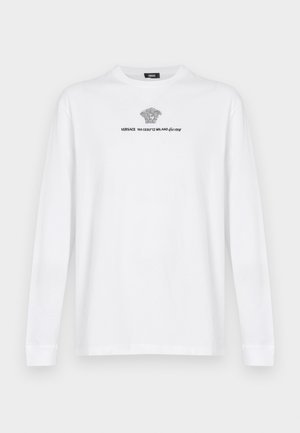 Biała bawełniana koszulka z długim rękawem z nadrukowanym logo Versace i grafiką Meduzy w kolorze czarnym, okrągły dekolt oraz standardowy krój.