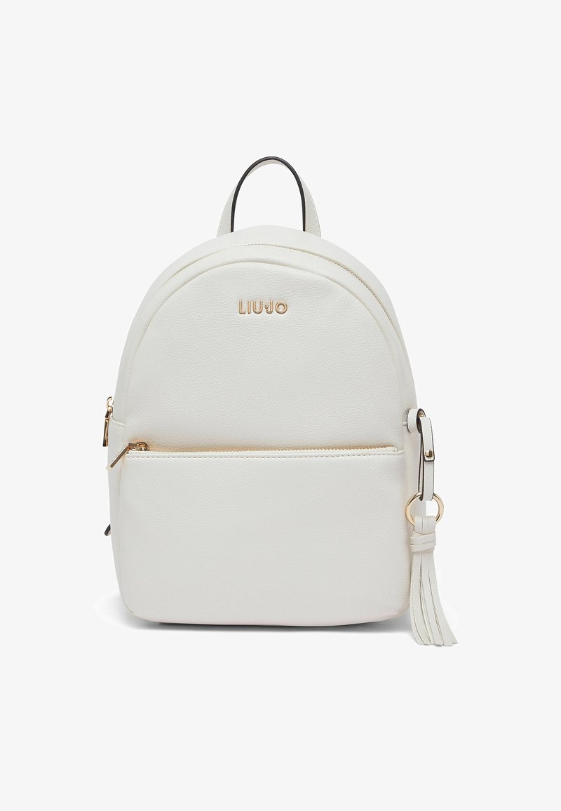 Sac à dos en similicuir blanc au design arrondi, avec ferrures dorées, poche zippée à l'avant et un pompon décoratif sur le côté. Logo de la marque affiché.