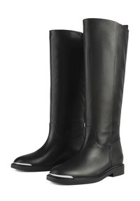 Botas negras de cuero altas con suelas planas y detalles metálicos en las punteras, mostradas una al lado de la otra sobre un fondo blanco.