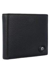 Zwart leren portemonnee met een gestructureerde afwerking, voorzien van een logopatch en gestikte randen, rechthoekige vorm, compact ontwerp.
