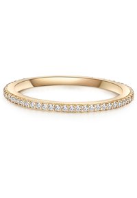 Zlat prstan z majhnimi prozornimi kamni, ki so pave nastavki vzdolž zgornje robu, s gladkim, poliranim zaključkom in nežnimi perlastimi poudarki.