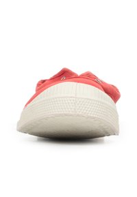 Sneakers in tela corallo con suola in gomma bianca testurizzata, dotate di asole e forma arrotondata, viste frontalmente.