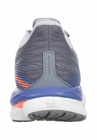 Scarpa da corsa grigia con una tomaia in rete testurizzata, accenti arancioni a contrasto e una suola blu imbottita. Presenta un tallone rinforzato.