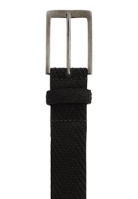 Cilvēks melna izsieta josta ar metāla taisnstūra sprādzi. Audumam ir zivs kauliņa raksts un atbilstoša cilpa drošai nostiprināšanai.