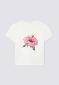 T-shirt bianco in cotone con un grande motivo di fiore di ibisco rosa e foglie verdi, colletto rotondo e maniche corte.