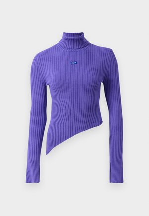 Lila ribbad polokrage med asymmetrisk nederkant, med långa ärmar och en liten logotyp på framsidan. Slät tygtextur.