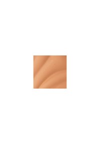 Muestra de crema beige con una textura lisa y brillante que presenta ondas sutiles y un tono uniforme, ideal para bases o para igualar el tono de la piel.