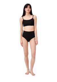 Zwarte bralette met dunne bandjes en logo-band, gecombineerd met hoge zwarte slipjes. Gladde textuur, aansluitend ontwerp, minimalistische stijl.