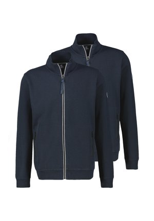 Kaksi laivastonsinistä täysvetoketjullista takkia pystykauluksilla ja vetoketjullisilla sivutaskuilla, aseteltu päällekkäin valkoisella taustalla.