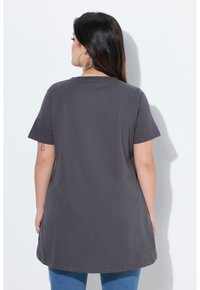 T-shirt gris à manches courtes avec un ourlet arrondi, fabriqué en coton doux. Il présente un col rond classique et une coupe décontractée.