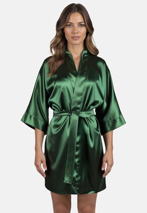 Groene satijnen kimono-achtige robe met korte mouwen en bijpassende riem, met een gladde textuur en een lichtgewichtig ontwerp.