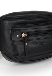 Borsa in pelle nera a forma arrotondata, con chiusura a zip, tasca frontale con zip dorata e dettagli in rilievo del logo.