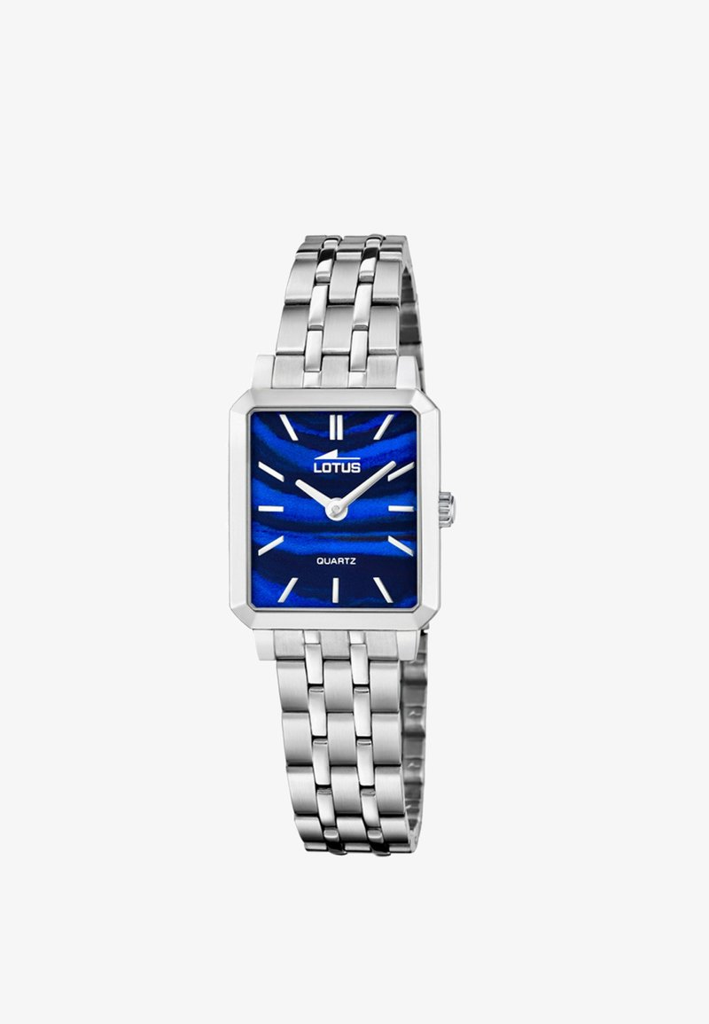 Silberne Quarzuhr aus Edelstahl mit rechteckigem blauem Zifferblatt, weißen Stundenmarkierungen und einem Gliederarmband. Lotus-Logo sichtbar.