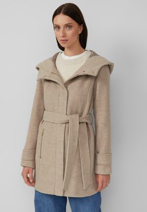 Beige Wollmantel mit großer Kapuze, Gürtel und Reißverschluss-Seitentaschen. Strukturiertes Gewebe, gerader Schnitt und lange Ärmel mit Knopfdetails.