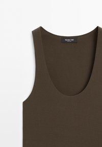 Top marron en maille sans manches avec un décolleté rond et une étiquette Massimo Dutti à l'intérieur du col.