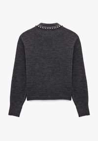 Donkergrijze cropped trui met lange mouwen, met een gestructureerde brei en een versierde halslijn met een rij decoratieve studs.