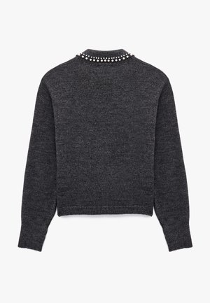Tummanharmaa lyhythihainen neulepaita, jossa on pitkät hihat, tekstuuri neule ja koristeltu pääntie, jossa on rivi koristekiviä.