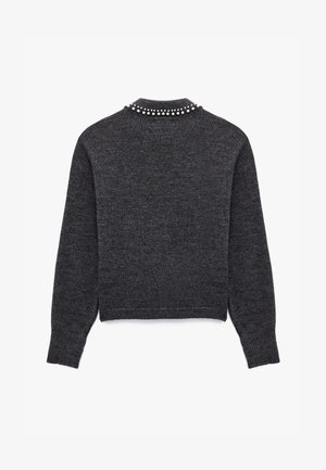 Tummanharmaa lyhythihainen neulepaita, jossa on pitkät hihat, tekstuuri neule ja koristeltu pääntie, jossa on rivi koristekiviä.