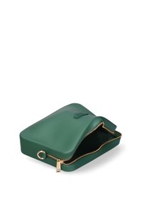 Astuccio verde con zip e superficie liscia, leggermente aperto per rivelare l'interno. La cerniera dorata aggiunge un tocco di stile.