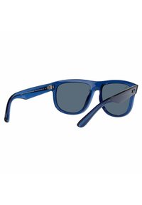 Occhiali da sole in plastica blu con lenti grigie, forma rettangolare, finitura lucida e accenti neri sulle tempie. Presentano hardware con cerniere in metallo.