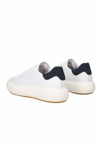Scarpe da ginnastica bianche in pelle con un design testurizzato, caratterizzate da un tallone blu navy, punta rotonda e una spessa suola in gomma bianca.