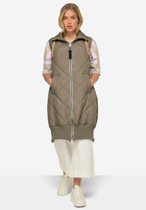 Gilet foderato, di lunghezza al ginocchio, in verde oliva con zip frontale, cappuccio e orlo a coste, dotato di due tasche laterali e cordini accentuati.