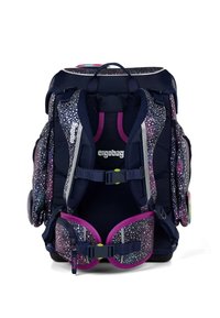 Sac à dos ergonomique bleu marine avec des accents violets, motif à pois, poches latérales ajustables, dos rembourré et bretelles réfléchissantes pour la sécurité.