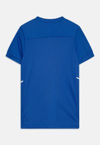 Camiseta deportiva azul con cuello redondo, mangas cortas y tejido texturizado, con detalles blancos a lo largo de las costuras laterales.