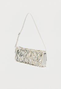 Μεταλλική, υφασμάτινη τσάντα φάκελος με λευκό λουρί· διαθέτει διακοσμητικά κρόσσια σε ασημί και χρυσό σε ορθογώνιο σώμα.
