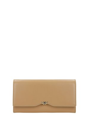 Beżowy skórzany portfel z zakrzywioną klapą i małym metalowym logo jako zapięcie na środku przodu, o prostokątnym kształcie, gładkiej teksturze.