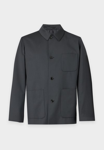 Veste boutonnée gris foncé avec col, manches longues et trois poches avant, présentée sur fond blanc.