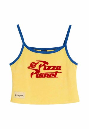 Żółty krótki top z niebieskimi ramiączkami i obszyciem, z czerwonym napisem "Pizza Planet" i logo oraz małą metką "Desigual" w dolnym lewym rogu.