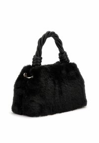 Borsa in ecopelliccia nera con forma strutturata, manico intrecciato nero e un accento metallico lucido. Texture morbida con una finitura soffice.