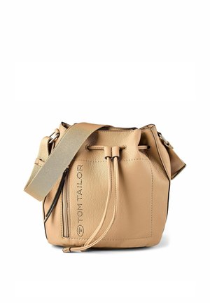 Bolso tipo saco de cuero beige con correa de hombro ajustable de tela, bolsillo frontal con cremallera, cierre con cordón y detalle del nombre de la marca cosido.