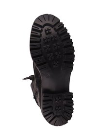 Suela de bota negra con un diseño rugoso y texturizado. Presenta surcos profundos y patrones hexagonales para mayor tracción, con marcado de talla 36.