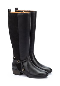 Botas negras hasta la rodilla que presentan un elegante frontal de cuero, parte trasera de ante, acentos de hardware en dorado y un tacón bajo tipo bloque. Acabado texturizado y suave.