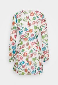 Robe à manches longues en tissu blanc ornée de motifs floraux colorés et de soleils, cintrée à la taille, avec une jupe évasée.
