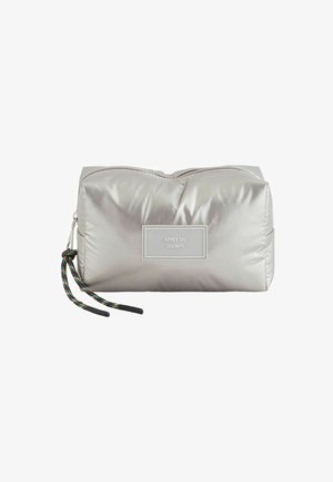 Trousse de maquillage rembourrée argentée avec une étiquette de logo, fermeture à double zip et languettes de tirage tressées multicolores. Matériau lisse et brillant.