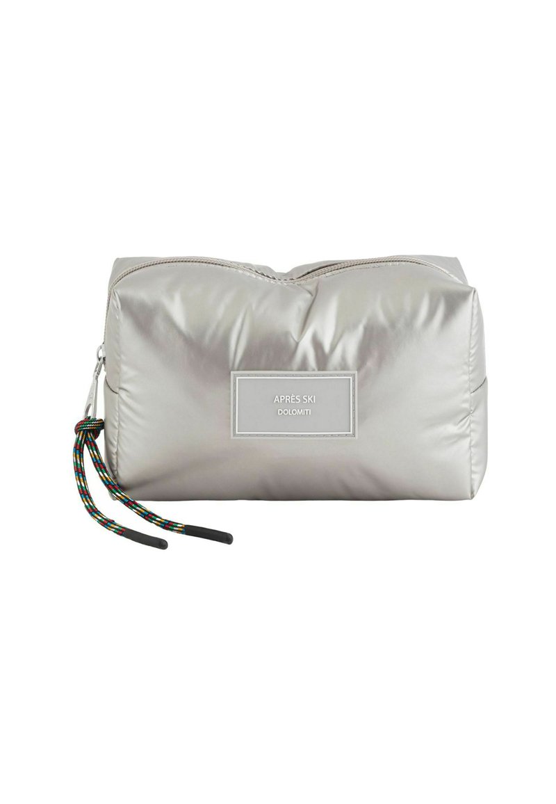 Srebrna kosmetyczka z wyściółką, z etykietą z logo, podwójnym zamkiem błyskawicznym oraz wielokolorowymi plecionkami jako uchwyty. Gładki, błyszczący materiał.