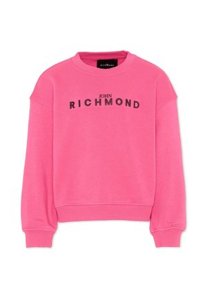 Roze crewneck trui met lange mouwen en "John Richmond" gedrukt in zwarte hoofdletters over de borst.