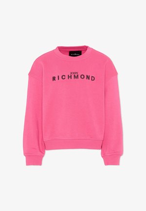 Różowa bluza z okrągłym dekoltem i długimi rękawami, z napisem "John Richmond" w czarnych wielkich literach na piersi.