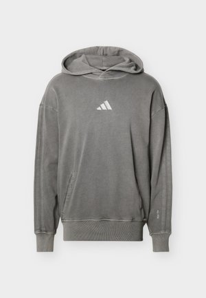 Harmaa huppari, jossa on etutasku, resorit hihansuissa ja helmassa sekä valkoinen Adidas-logo rinnassa ja hihassa.