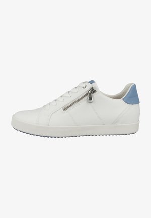Weißer Leder-Sneaker mit blauer Fersenakzent, ausgestattet mit einem seitlichen Reißverschluss, Schnürdesign und strukturiertem Gummisohle. Glatte Oberfläche mit minimalen Nähten.
