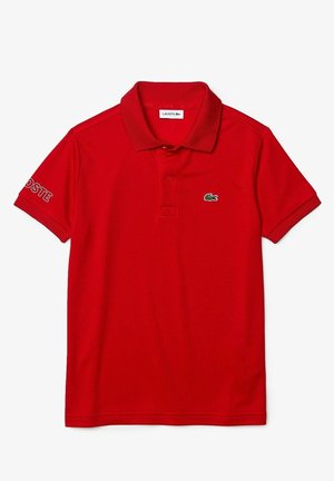 Rotes Poloshirt mit kurzen Ärmeln, Kragen, zwei Knöpfen, Lacoste-Logo auf der Brust und Lacoste-Schriftzug am linken Ärmel.