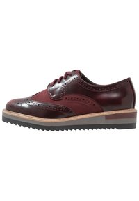 Burgundské oxfordky s kombinací kůže a semiše, s brogue detaily, kulatou špičkou a texturovanou gumovou podrážkou.