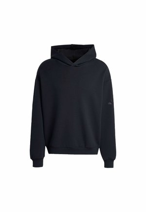 Sort hættetrøje lavet af blødt materiale, med en stor hætte, lange ærmer og ribbede manchetter og kant. Enkel, pullover design uden mønstre.