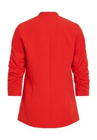 Blazer rouge à manches longues avec des détails froncés sur les manches, vu de dos sur un fond blanc.