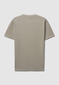 T-shirt a maniche corte, collo rotondo, in un morbido color taupe chiaro, realizzato in un tessuto misto cotone, con un design semplice senza grafiche visibili.
